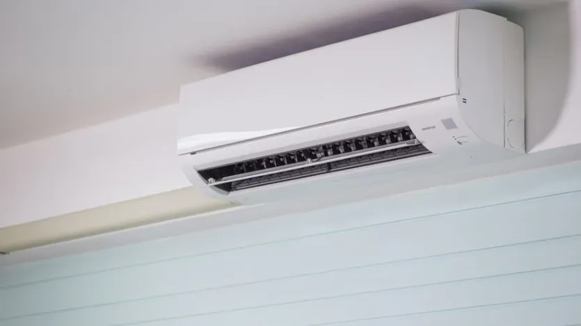 실내 벽에 설치된 벽걸이 에어컨 실내기 클로즈업