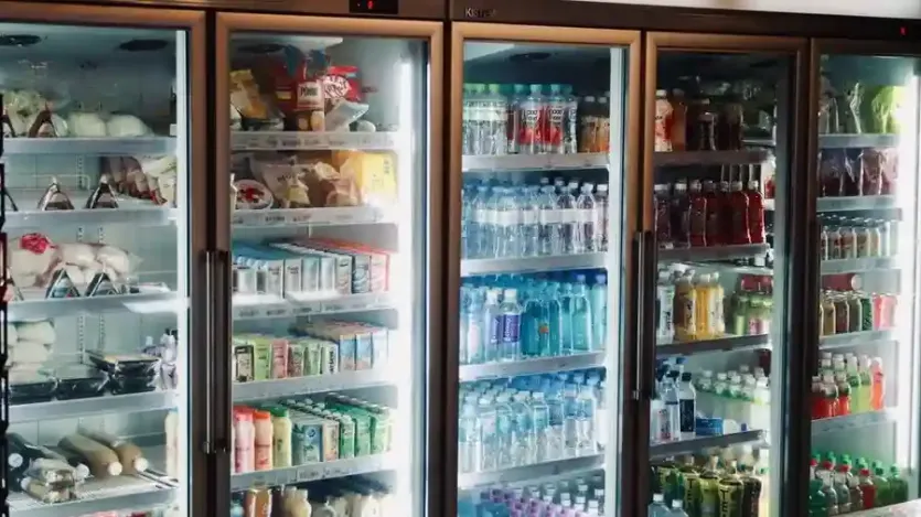 냉장고 안쪽 선반과 음료가 정리된 모습